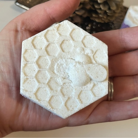 Hand crafted luxury vanilla lavender dreamscape bumble bee bath bombs - Picture 3 of 7